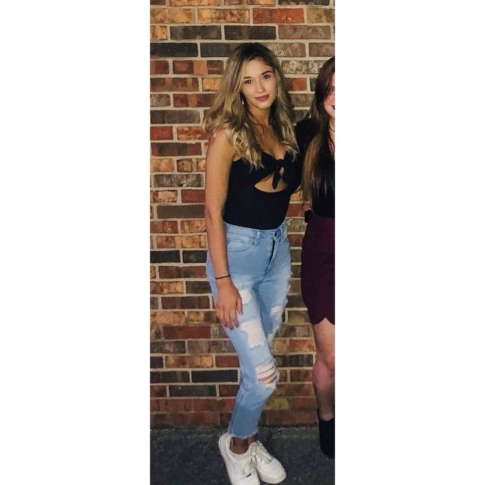 *donated* Hollister Ultra High-Rise Mom Jeans - Picture 9 of 9